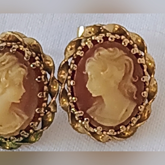 𝗘𝗹𝗲𝗴𝗮𝗻𝘁 𝗬𝗲𝗹𝗹𝗼𝘄 𝗚𝗼𝗹𝗱 𝗩𝗧𝗚.𝗖𝗮𝗺𝗲𝗼 𝗘𝗮𝗿𝗿𝗶𝗻𝗴𝘀 - Picture 6 of 7